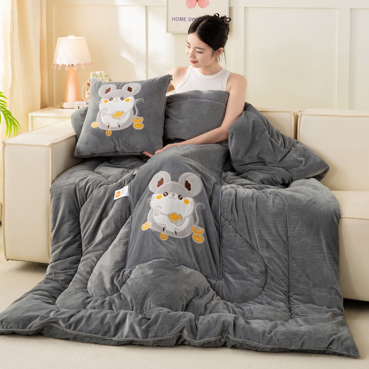 91家纺网 家纺一手货源 找家纺 （总）多今家纺 2025新款加厚婴儿绒贴布刺绣抱枕被子-鼠我有钱系列