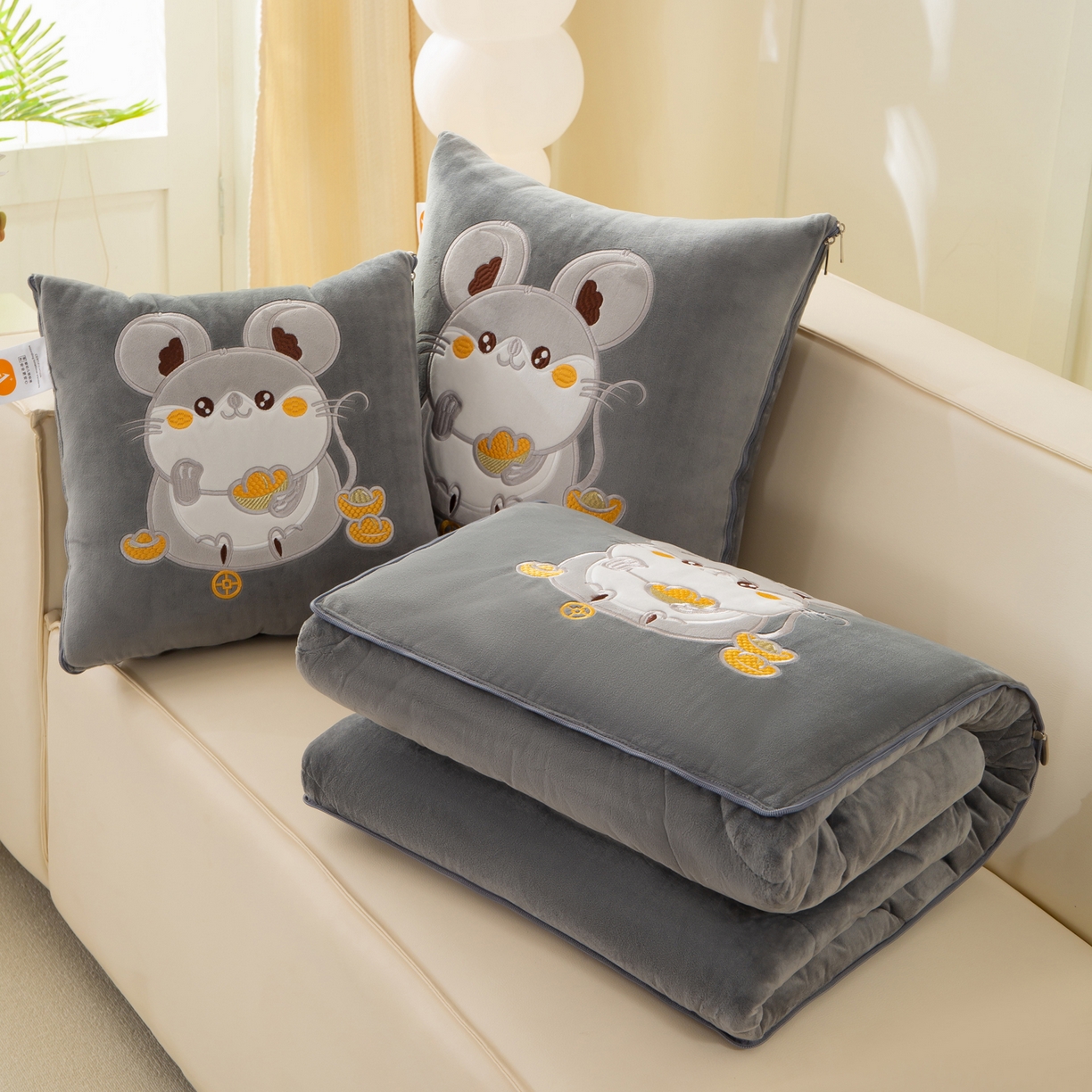 91家纺网 家纺一手货源 找家纺 （总）多今家纺 2025新款加厚婴儿绒贴布刺绣抱枕被子-鼠我有钱系列