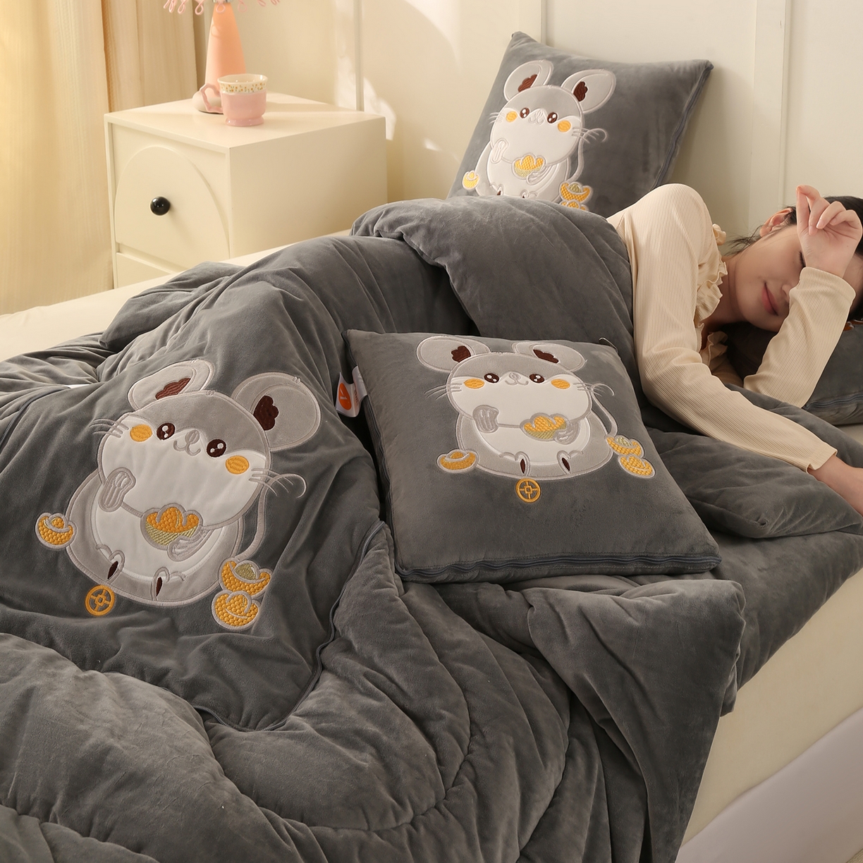 91家纺网 家纺一手货源 找家纺 （总）多今家纺 2025新款加厚婴儿绒贴布刺绣抱枕被子-鼠我有钱系列