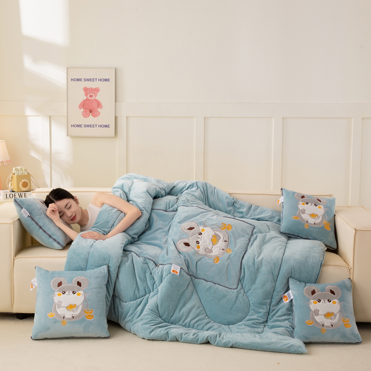 91家纺网 家纺一手货源 找家纺 多今家纺 2025新款加厚婴儿绒贴布刺绣抱枕被子-鼠我有钱系列 鼠我有钱-星郎蓝