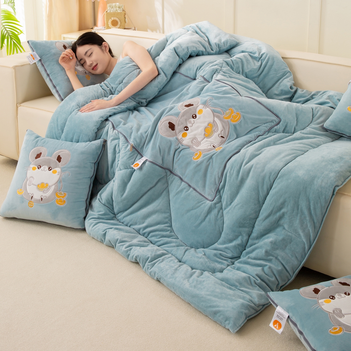 91家纺网 家纺一手货源 找家纺 多今家纺 2025新款加厚婴儿绒贴布刺绣抱枕被子-鼠我有钱系列 鼠我有钱-星郎蓝