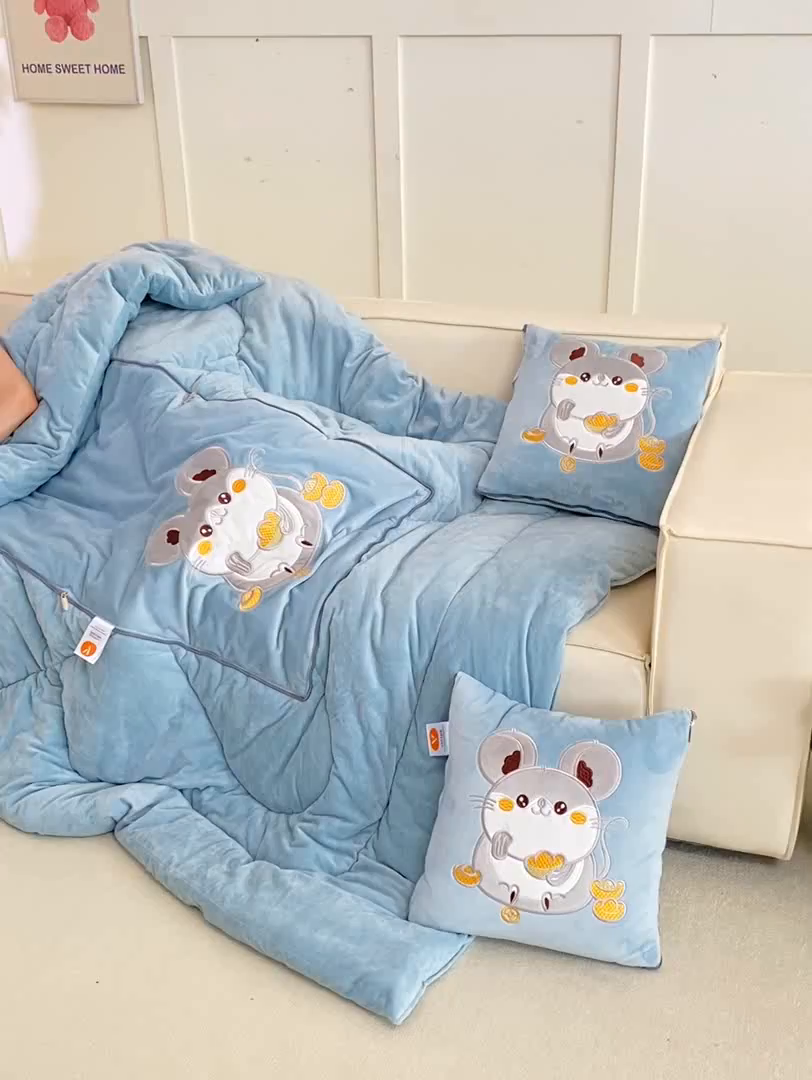 91家纺网 家纺一手货源 找家纺 多今家纺 2025新款加厚婴儿绒贴布刺绣抱枕被子-鼠我有钱系列 鼠我有钱-星郎蓝
