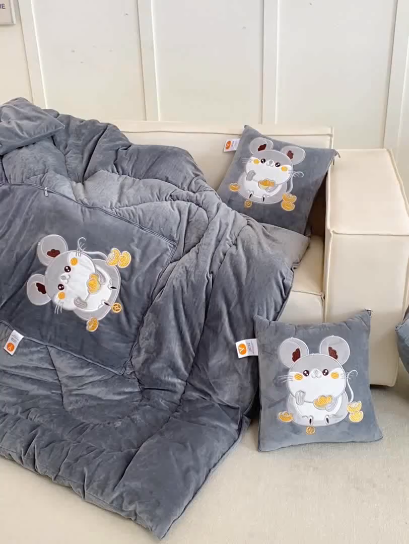 91家纺网 家纺一手货源 找家纺 （总）多今家纺 2025新款加厚婴儿绒贴布刺绣抱枕被子-鼠我有钱系列