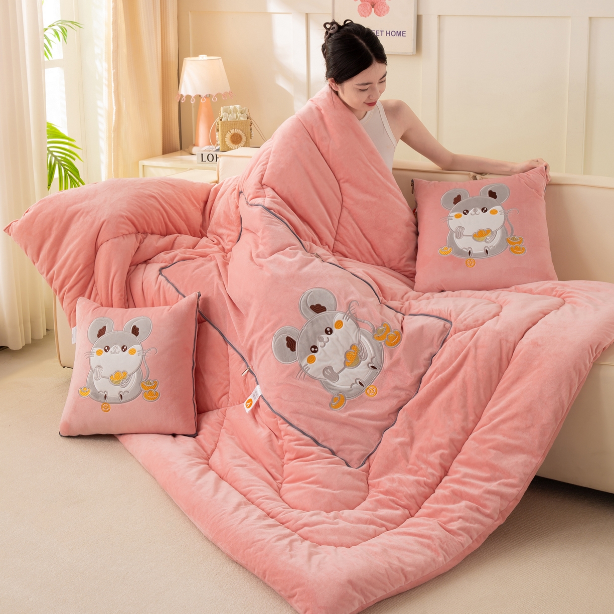 91家纺网 家纺一手货源 找家纺 多今家纺 2025新款加厚婴儿绒贴布刺绣抱枕被子-鼠我有钱系列 鼠我有钱-薄荷粉