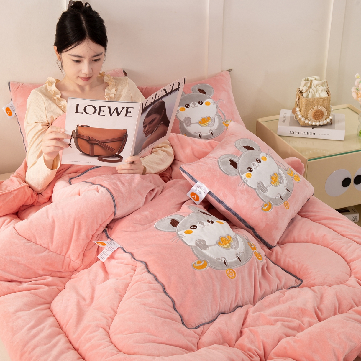 91家纺网 家纺一手货源 找家纺 多今家纺 2025新款加厚婴儿绒贴布刺绣抱枕被子-鼠我有钱系列 鼠我有钱-薄荷粉