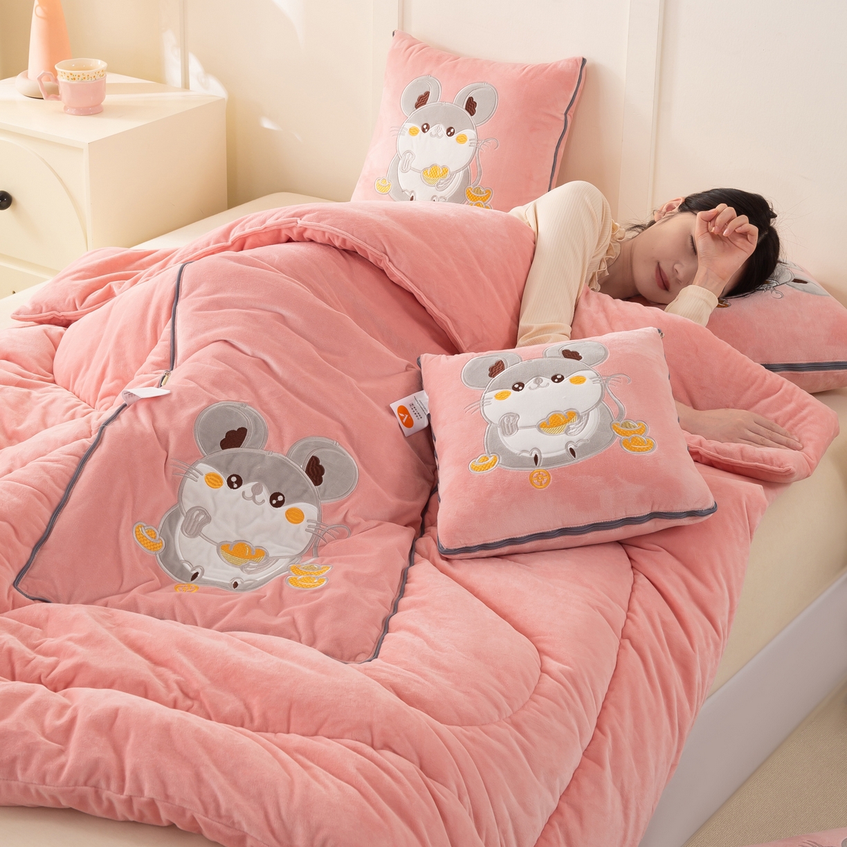 91家纺网 家纺一手货源 找家纺 多今家纺 2025新款加厚婴儿绒贴布刺绣抱枕被子-鼠我有钱系列 鼠我有钱-薄荷粉