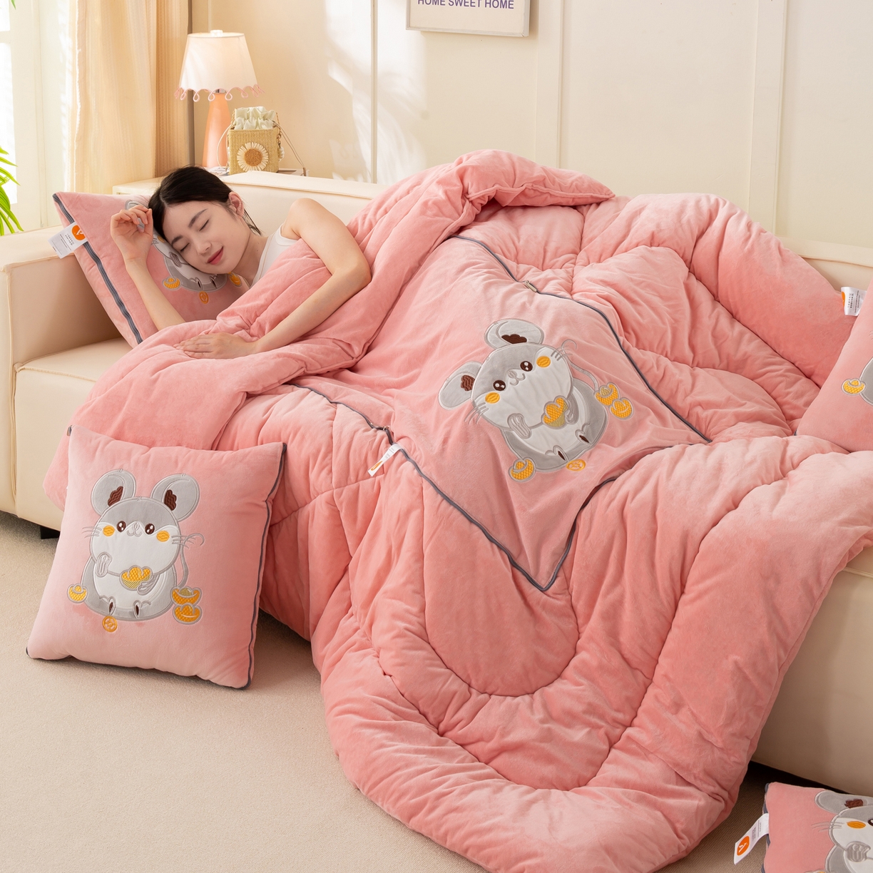 91家纺网 家纺一手货源 找家纺 多今家纺 2025新款加厚婴儿绒贴布刺绣抱枕被子-鼠我有钱系列 鼠我有钱-薄荷粉