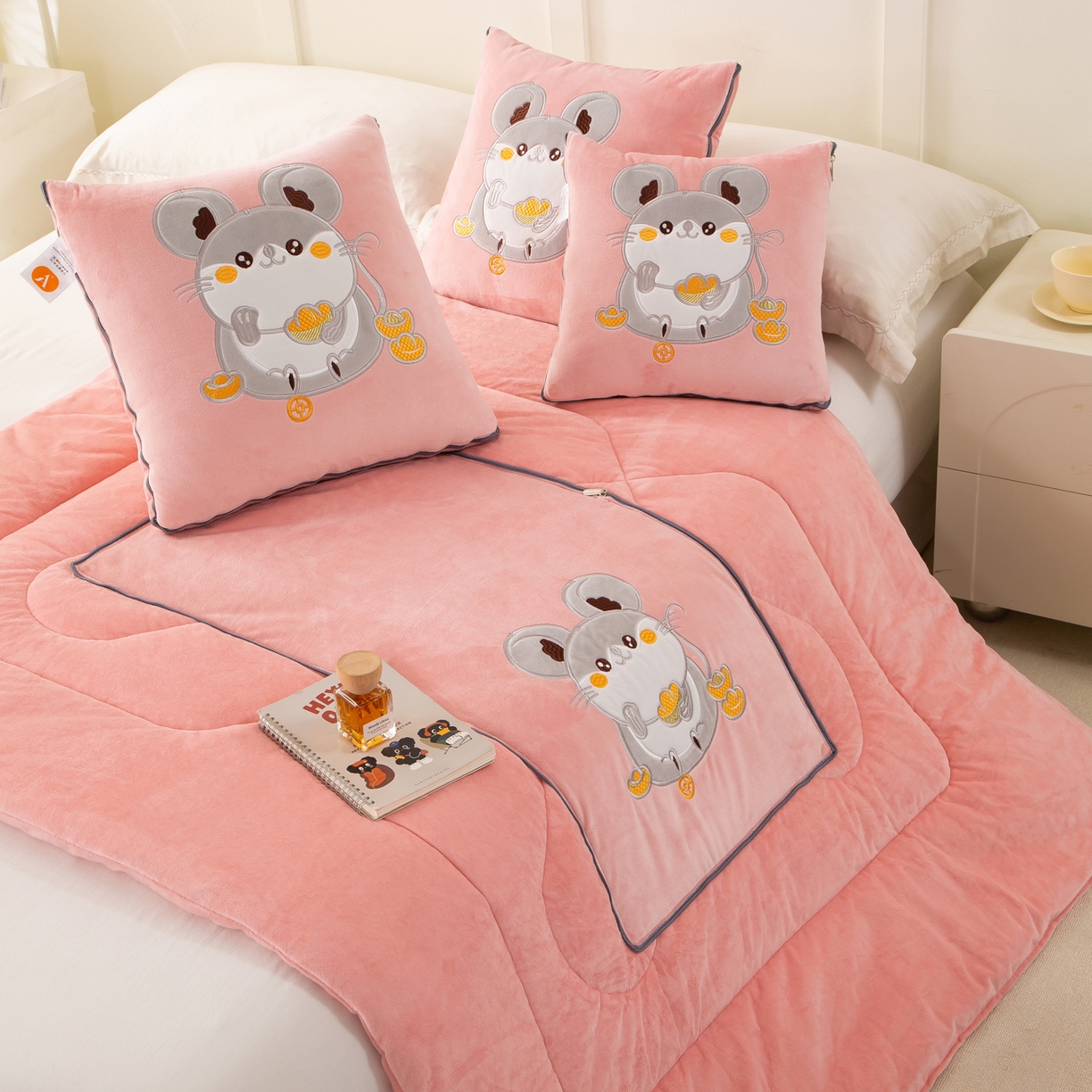 91家纺网 家纺一手货源 找家纺 多今家纺 2025新款加厚婴儿绒贴布刺绣抱枕被子-鼠我有钱系列 鼠我有钱-薄荷粉