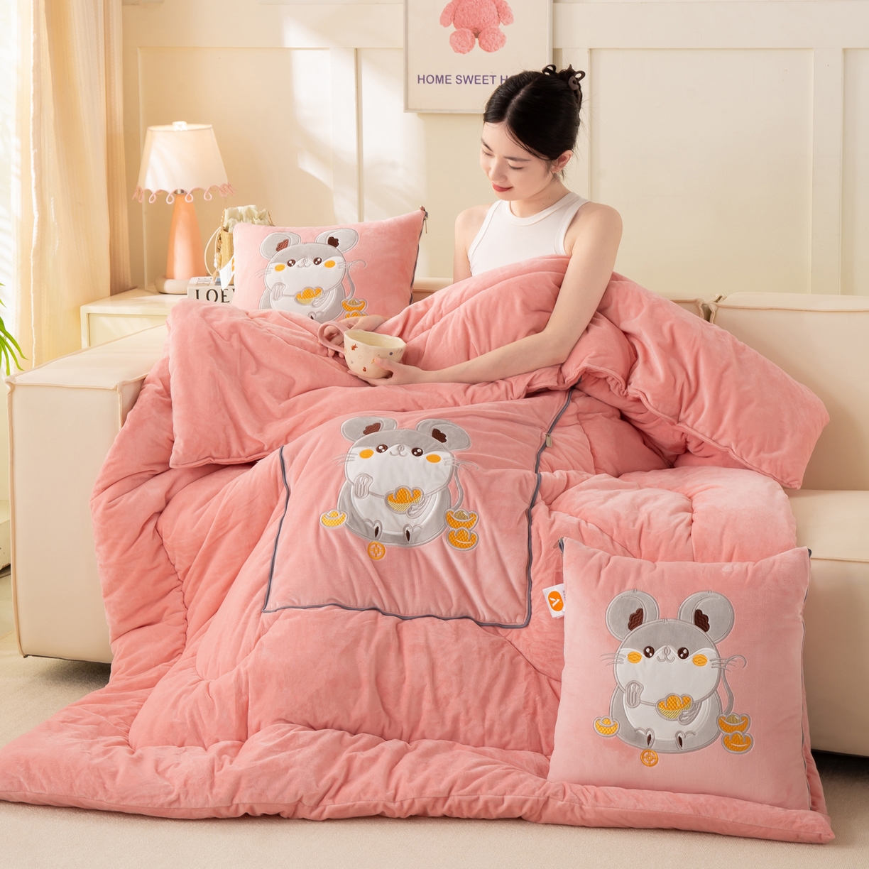 91家纺网 家纺一手货源 找家纺 多今家纺 2025新款加厚婴儿绒贴布刺绣抱枕被子-鼠我有钱系列 鼠我有钱-薄荷粉