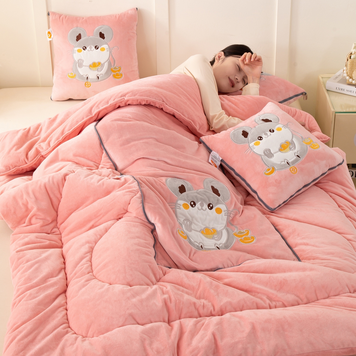 91家纺网 家纺一手货源 找家纺 多今家纺 2025新款加厚婴儿绒贴布刺绣抱枕被子-鼠我有钱系列 鼠我有钱-薄荷粉