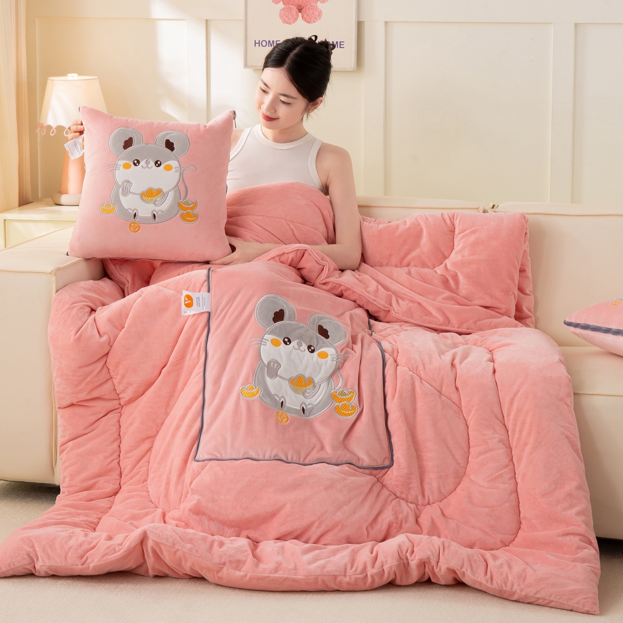 91家纺网 家纺一手货源 找家纺 多今家纺 2025新款加厚婴儿绒贴布刺绣抱枕被子-鼠我有钱系列 鼠我有钱-薄荷粉