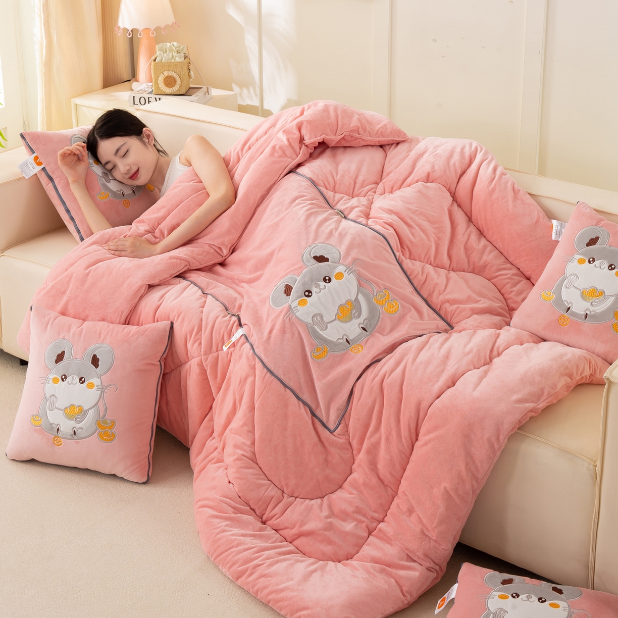 91家纺网 家纺一手货源 找家纺 多今家纺 2025新款加厚婴儿绒贴布刺绣抱枕被子-鼠我有钱系列 鼠我有钱-薄荷粉