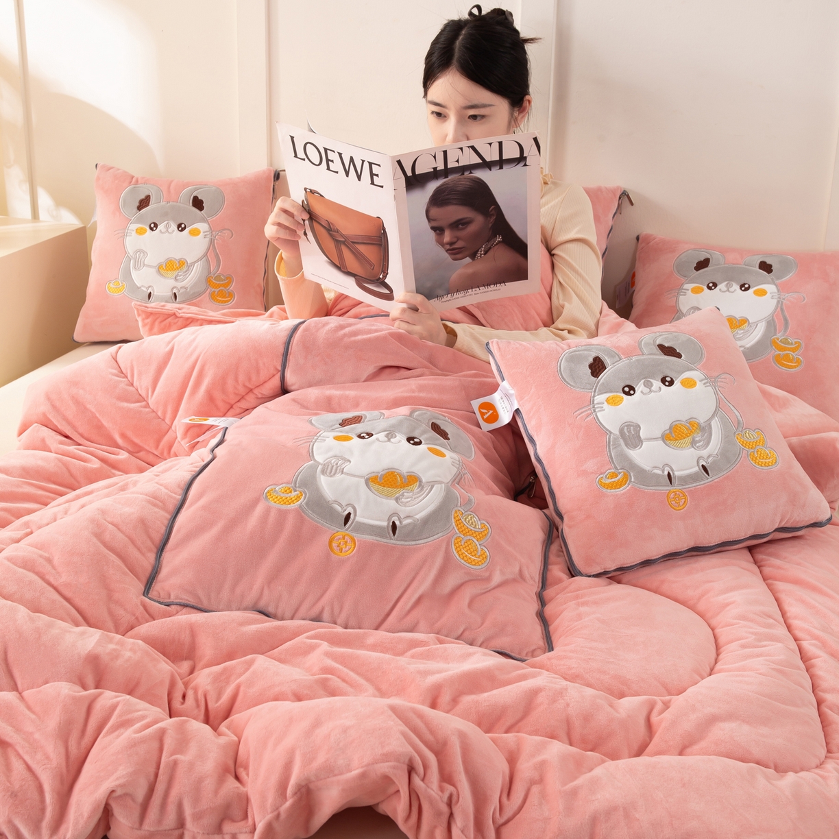 91家纺网 家纺一手货源 找家纺 多今家纺 2025新款加厚婴儿绒贴布刺绣抱枕被子-鼠我有钱系列 鼠我有钱-薄荷粉