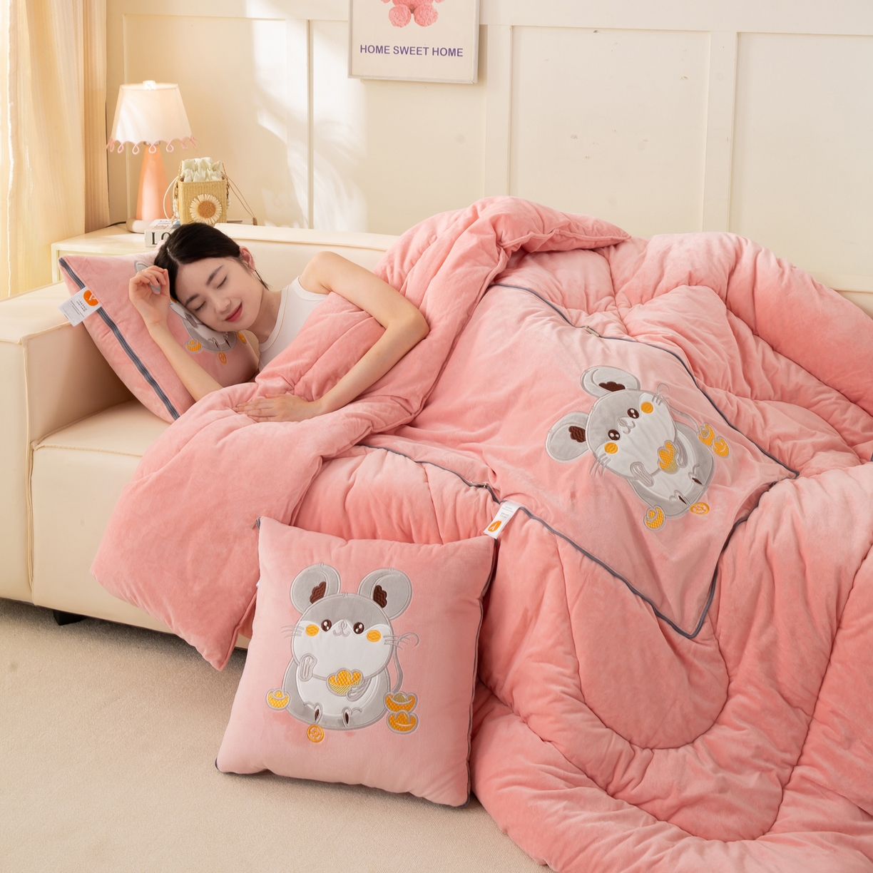 91家纺网 家纺一手货源 找家纺 多今家纺 2025新款加厚婴儿绒贴布刺绣抱枕被子-鼠我有钱系列 鼠我有钱-薄荷粉