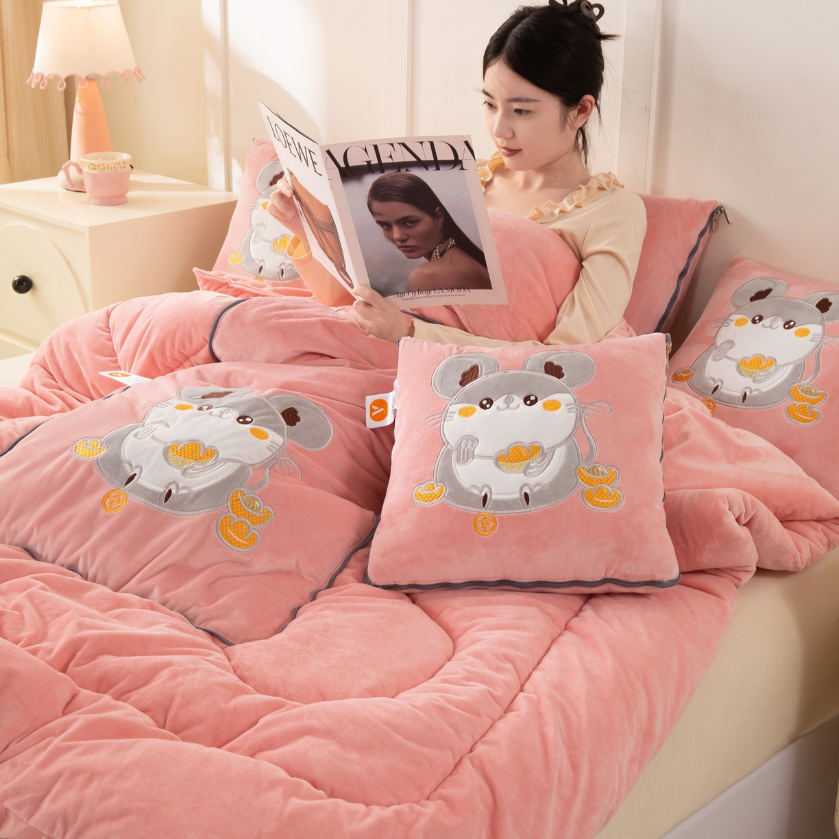 91家纺网 家纺一手货源 找家纺 多今家纺 2025新款加厚婴儿绒贴布刺绣抱枕被子-鼠我有钱系列 鼠我有钱-薄荷粉