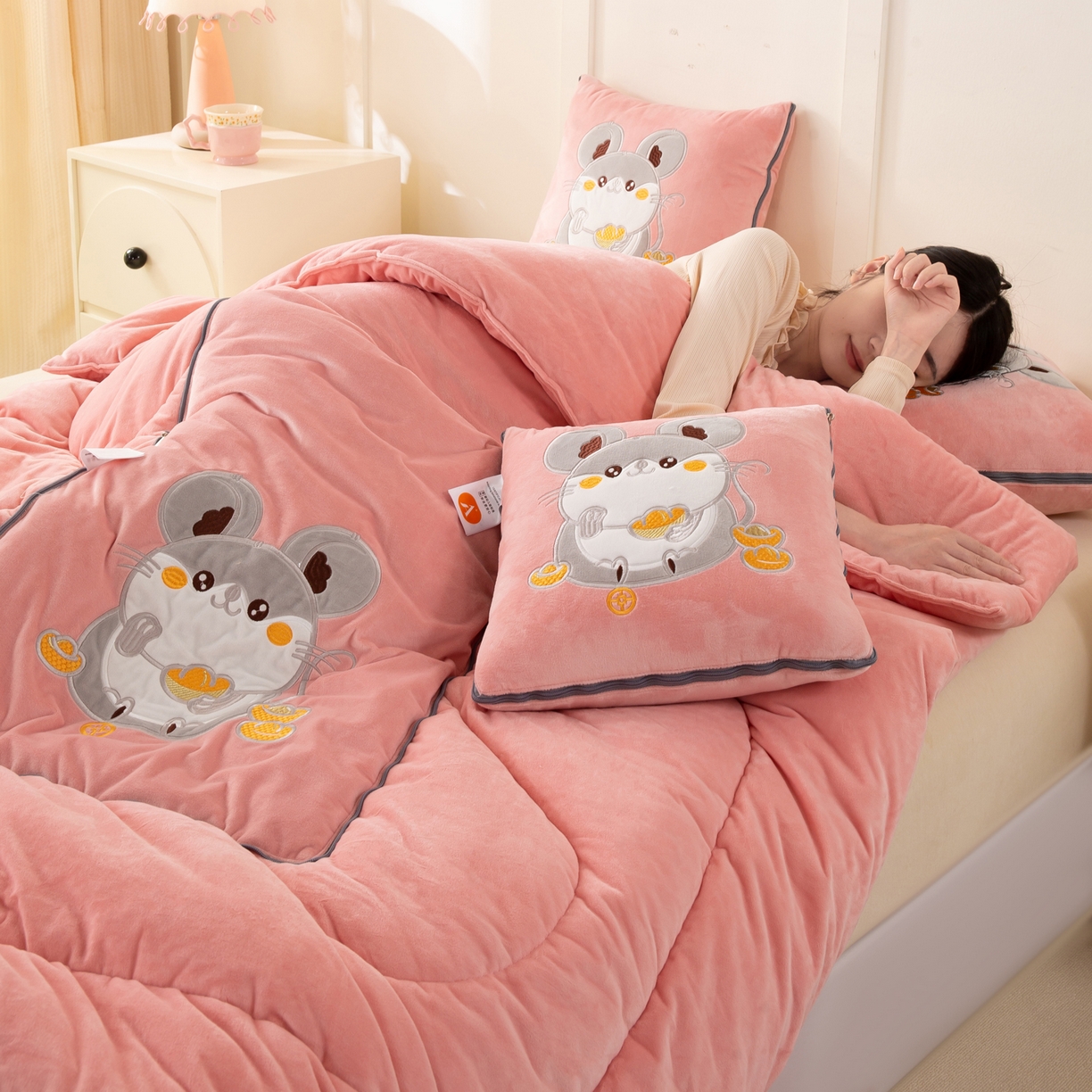 91家纺网 家纺一手货源 找家纺 多今家纺 2025新款加厚婴儿绒贴布刺绣抱枕被子-鼠我有钱系列 鼠我有钱-薄荷粉