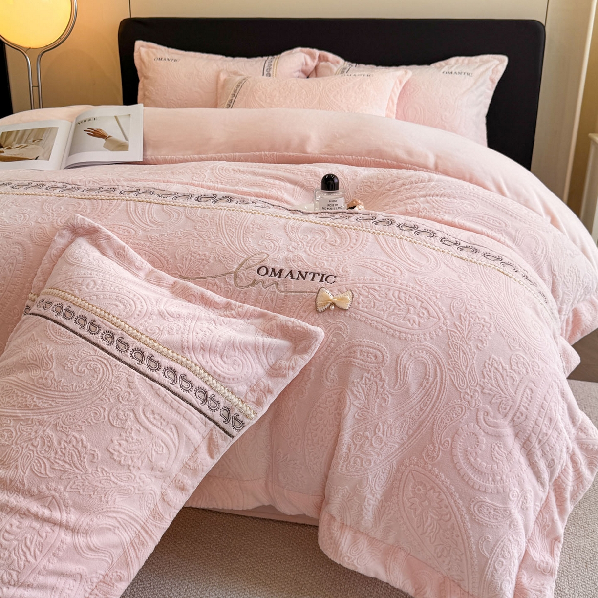 91家纺网 家纺一手货源 找家纺 （总）慕木家纺 2025新款A类高克重高端雕花绒工艺款刺绣拼接四件套锦绣芳华系列（直播热款）提供买家秀