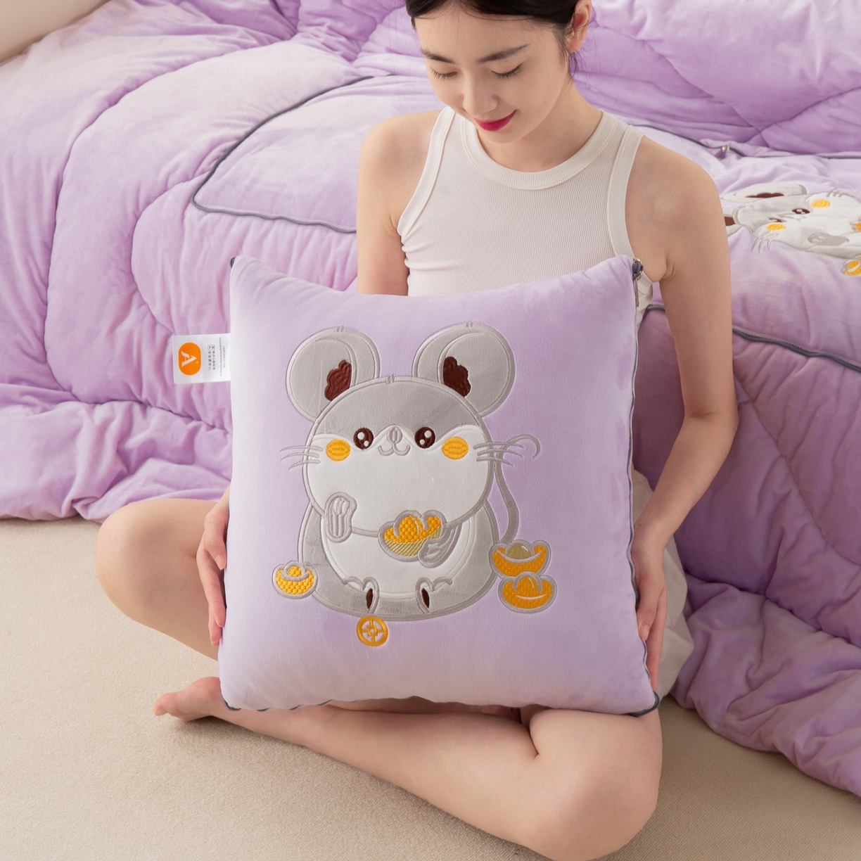 91家纺网 家纺一手货源 找家纺 多今家纺 2025新款加厚婴儿绒贴布刺绣抱枕被子-鼠我有钱系列 鼠我有钱-凤信紫