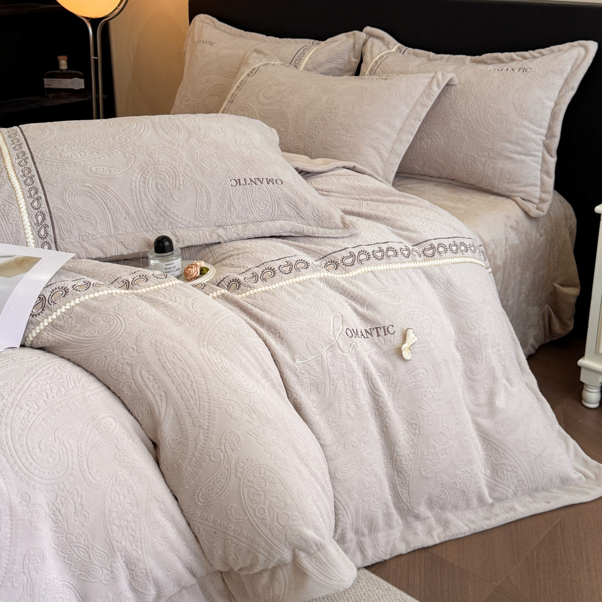 91家纺网 家纺一手货源 找家纺 （总）慕木家纺 2025新款A类高克重高端雕花绒工艺款刺绣拼接四件套锦绣芳华系列（直播热款）提供买家秀