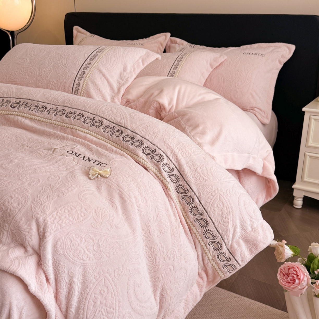 91家纺网 家纺一手货源 找家纺 慕木家纺 2025新款A类高克重高端雕花绒工艺款刺绣拼接四件套锦绣芳华系列（直播热款）提供买家秀 锦绣芳华-玉粉