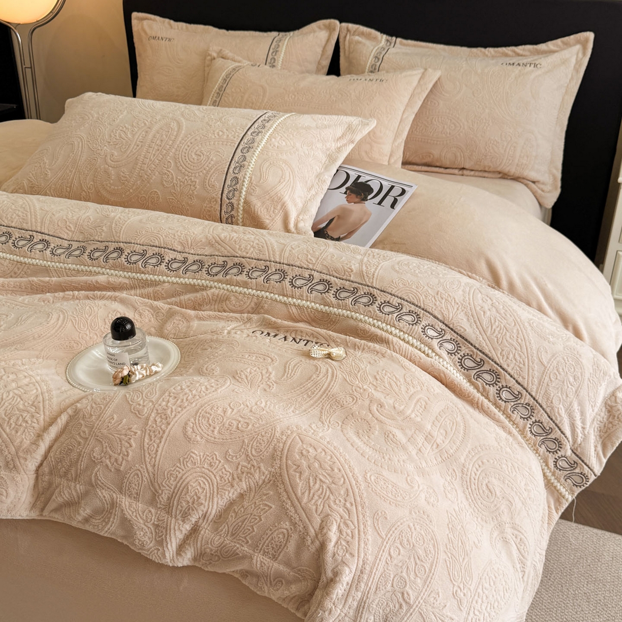 91家纺网 家纺一手货源 找家纺 慕木家纺 2025新款A类高克重高端雕花绒工艺款刺绣拼接四件套锦绣芳华系列（直播热款）提供买家秀 锦绣芳华-卡其