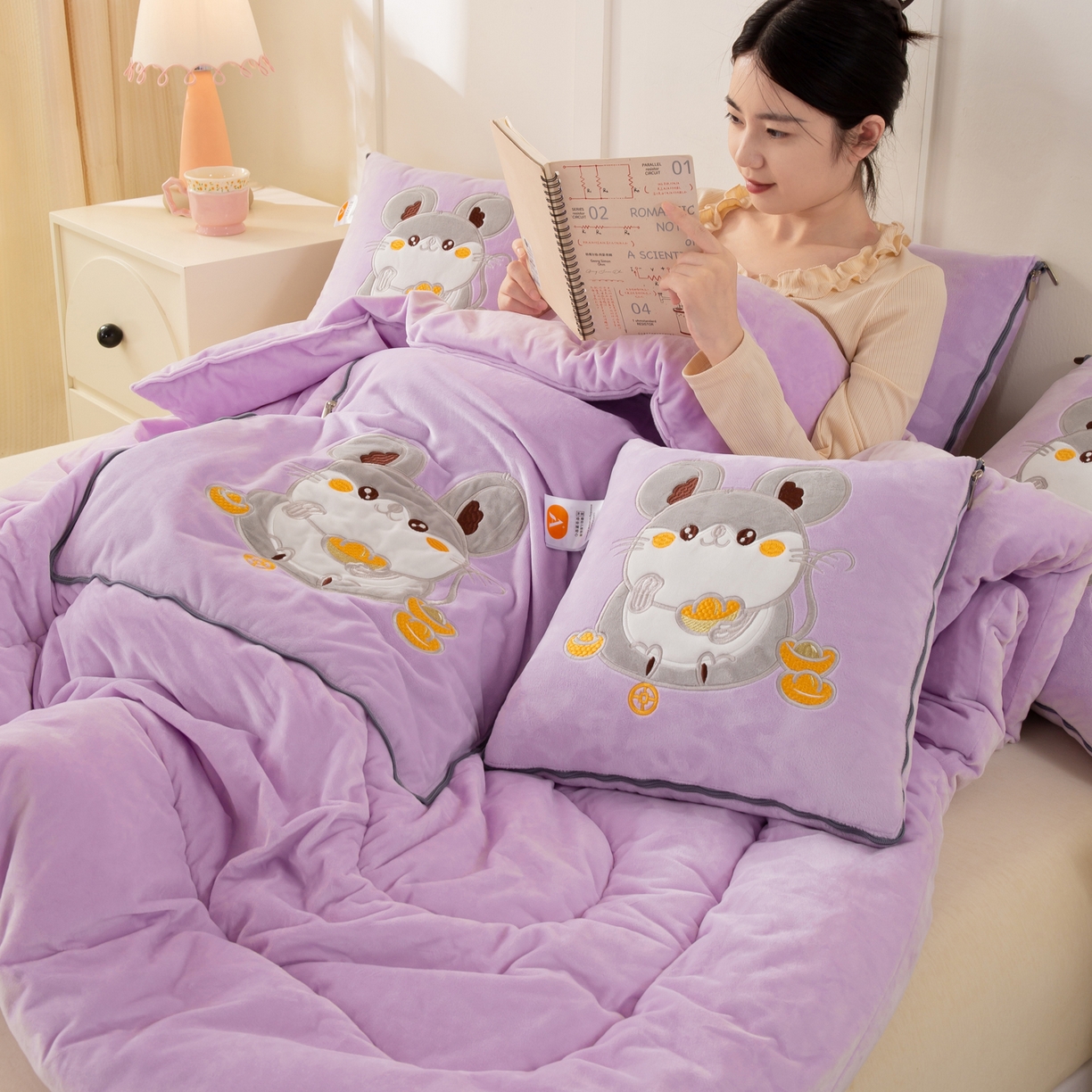 91家纺网 家纺一手货源 找家纺 多今家纺 2025新款加厚婴儿绒贴布刺绣抱枕被子-鼠我有钱系列 鼠我有钱-凤信紫