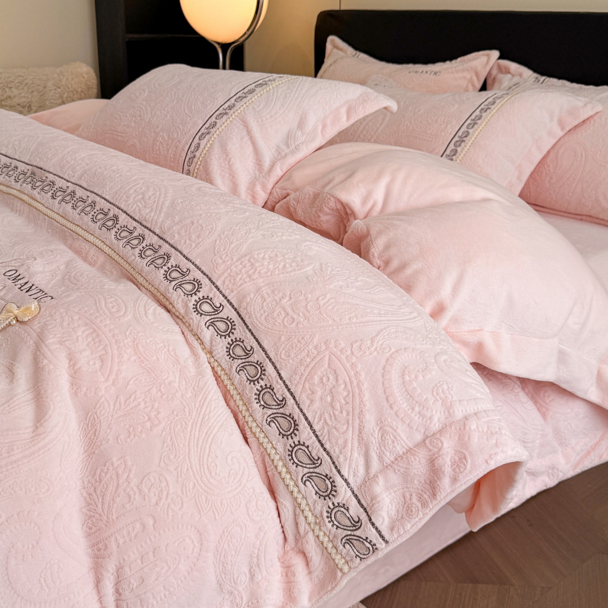 91家纺网 家纺一手货源 找家纺 慕木家纺 2025新款A类高克重高端雕花绒工艺款刺绣拼接四件套锦绣芳华系列（直播热款）提供买家秀 锦绣芳华-玉粉