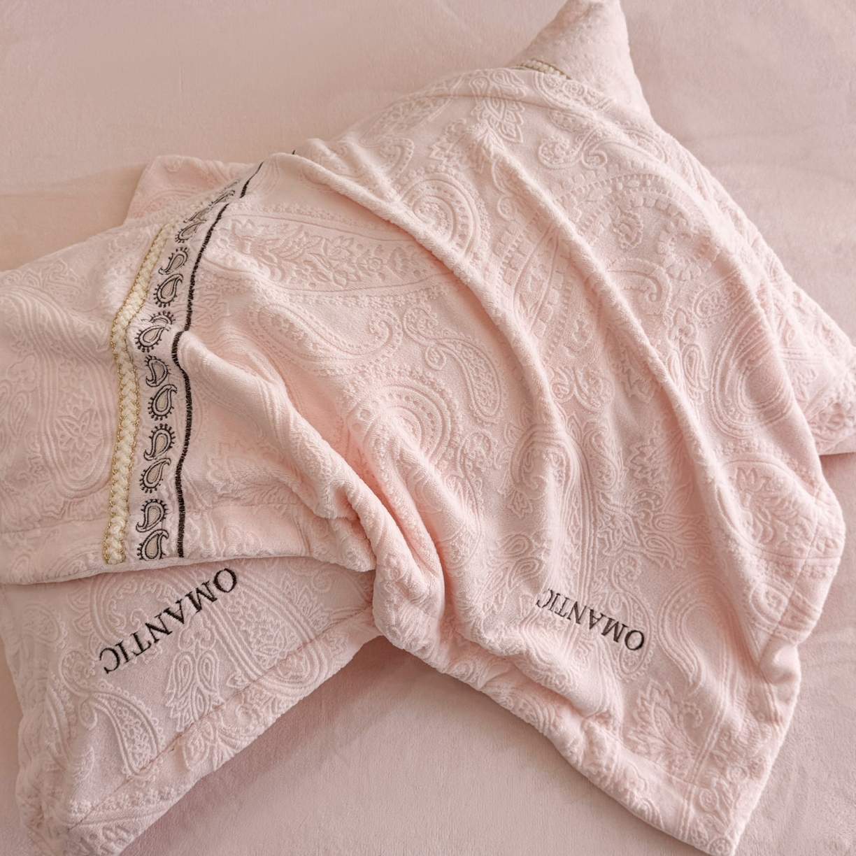 91家纺网 家纺一手货源 找家纺 慕木家纺 2025新款A类高克重高端雕花绒工艺款刺绣拼接四件套锦绣芳华系列（直播热款）提供买家秀 锦绣芳华-玉粉