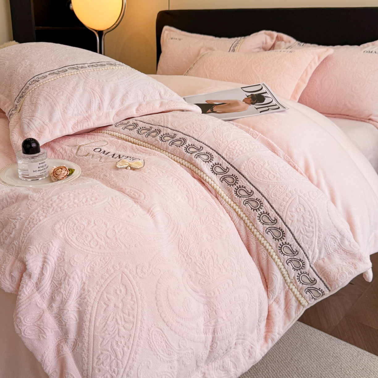 91家纺网 家纺一手货源 找家纺 慕木家纺 2025新款A类高克重高端雕花绒工艺款刺绣拼接四件套锦绣芳华系列（直播热款）提供买家秀 锦绣芳华-玉粉