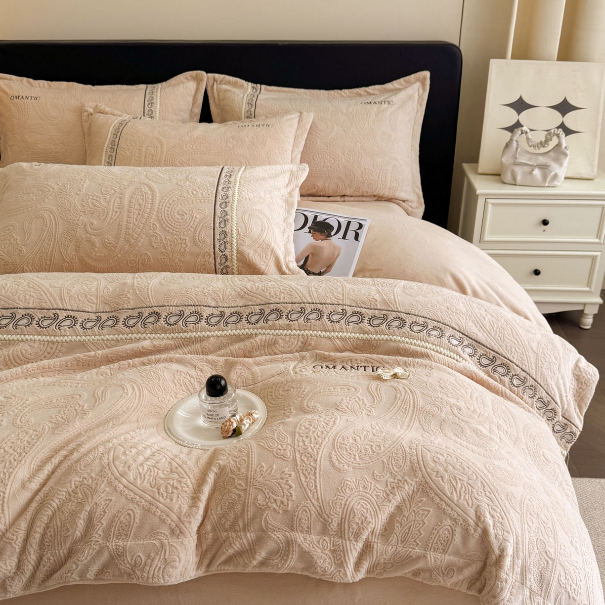 91家纺网 家纺一手货源 找家纺 慕木家纺 2025新款A类高克重高端雕花绒工艺款刺绣拼接四件套锦绣芳华系列（直播热款）提供买家秀 锦绣芳华-卡其