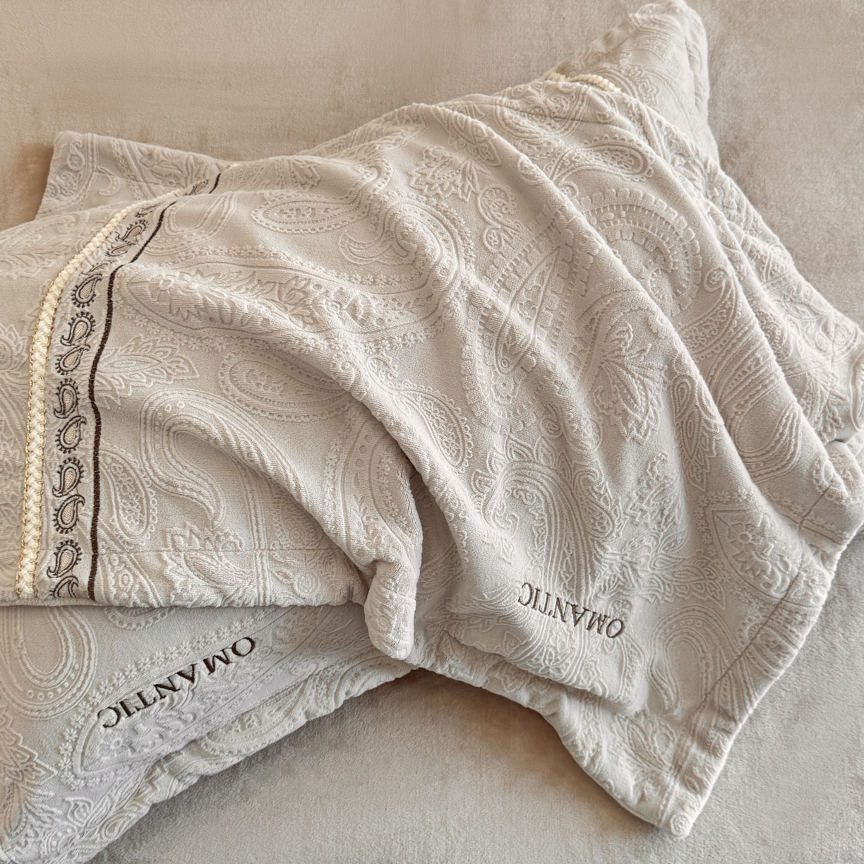 91家纺网 家纺一手货源 找家纺 慕木家纺 2025新款A类高克重高端雕花绒工艺款刺绣拼接四件套锦绣芳华系列（直播热款）提供买家秀 锦绣芳华-月岩灰