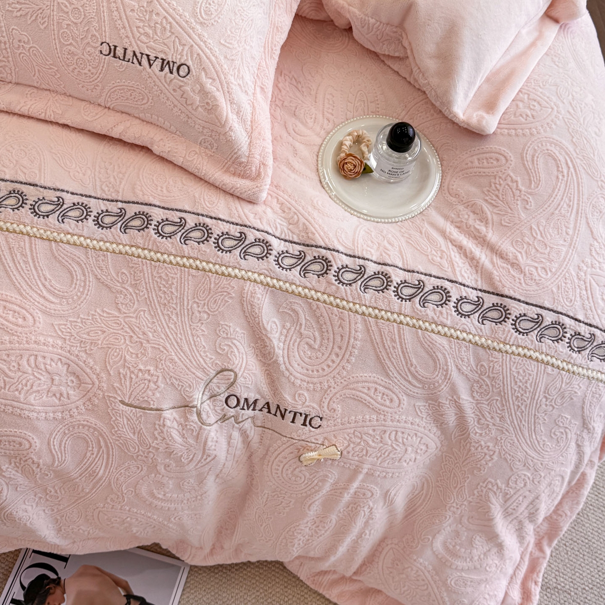 91家纺网 家纺一手货源 找家纺 慕木家纺 2025新款A类高克重高端雕花绒工艺款刺绣拼接四件套锦绣芳华系列（直播热款）提供买家秀 锦绣芳华-玉粉