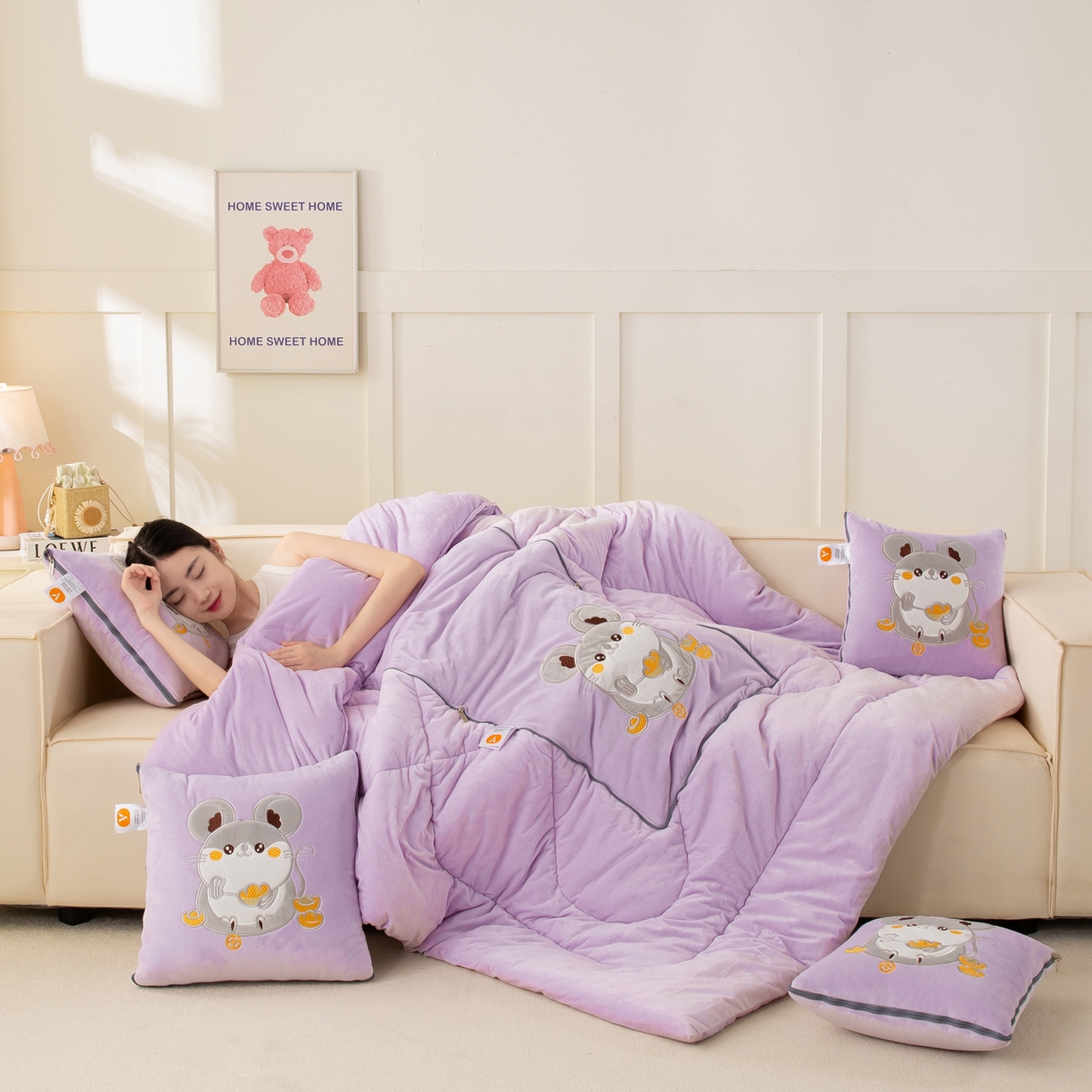 91家纺网 家纺一手货源 找家纺 多今家纺 2025新款加厚婴儿绒贴布刺绣抱枕被子-鼠我有钱系列 鼠我有钱-凤信紫