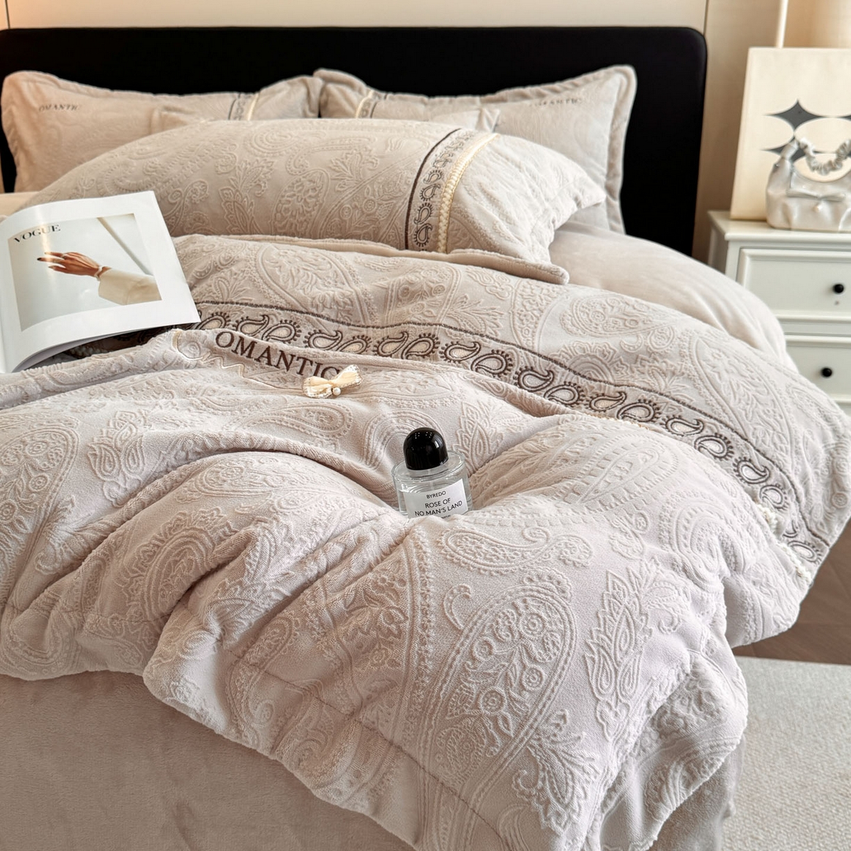 91家纺网 家纺一手货源 找家纺 慕木家纺 2025新款A类高克重高端雕花绒工艺款刺绣拼接四件套锦绣芳华系列（直播热款）提供买家秀 锦绣芳华-月岩灰