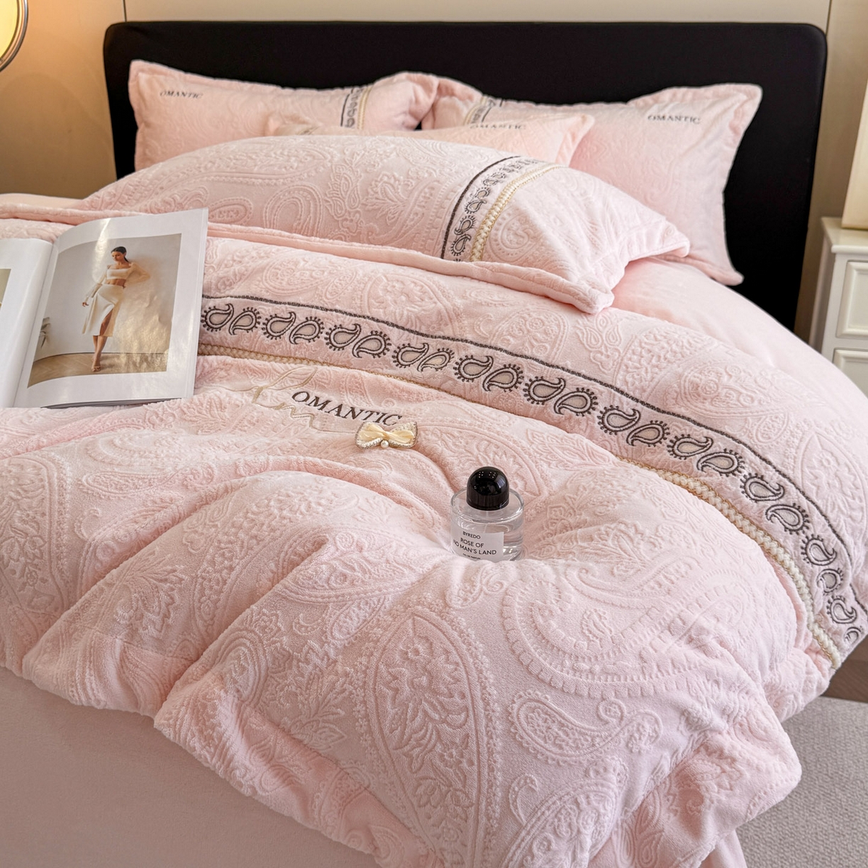 91家纺网 家纺一手货源 找家纺 慕木家纺 2025新款A类高克重高端雕花绒工艺款刺绣拼接四件套锦绣芳华系列（直播热款）提供买家秀 锦绣芳华-玉粉