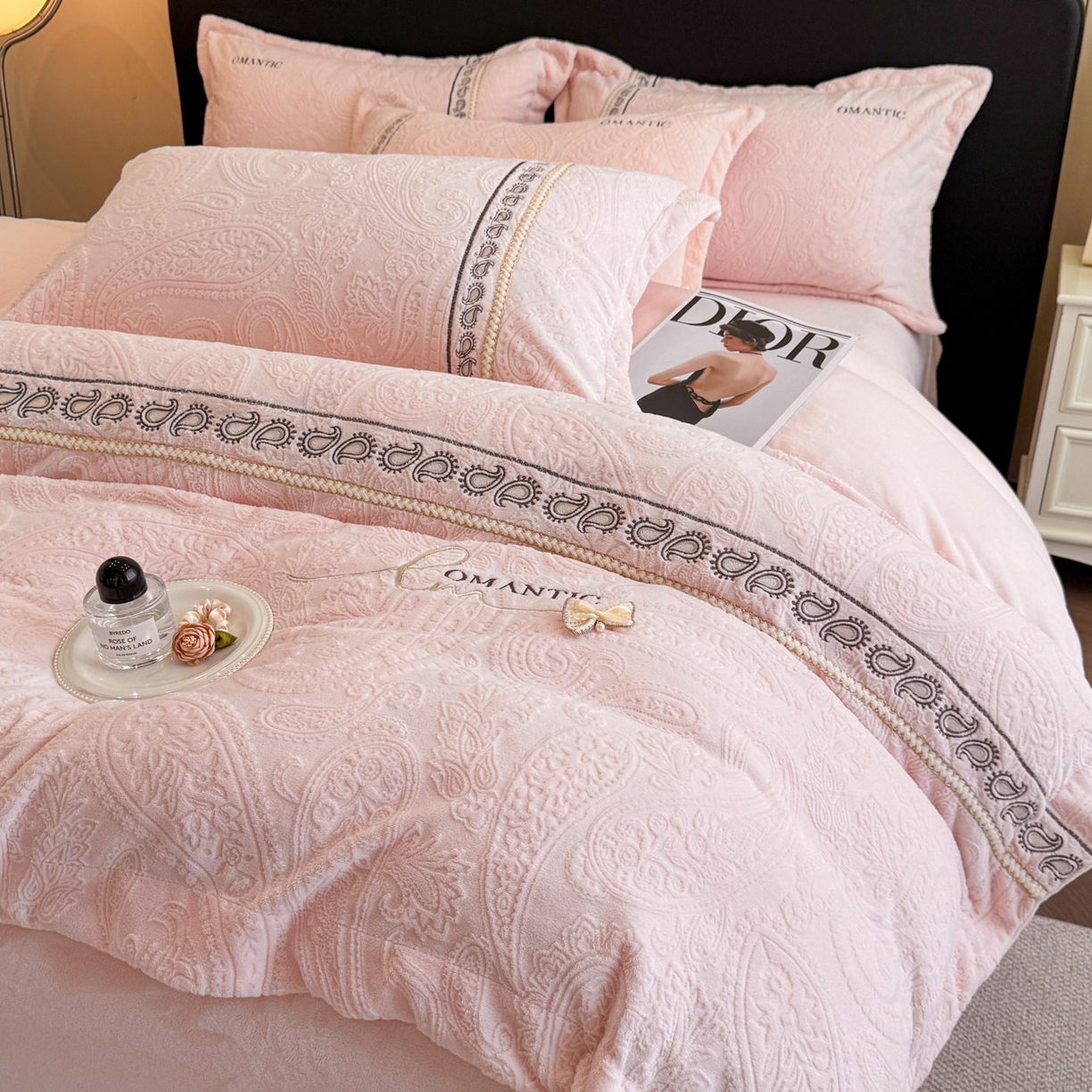 91家纺网 家纺一手货源 找家纺 慕木家纺 2025新款A类高克重高端雕花绒工艺款刺绣拼接四件套锦绣芳华系列（直播热款）提供买家秀 锦绣芳华-玉粉