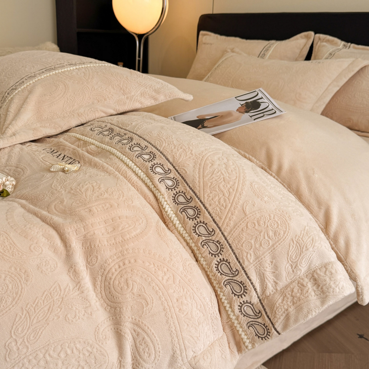 91家纺网 家纺一手货源 找家纺 慕木家纺 2025新款A类高克重高端雕花绒工艺款刺绣拼接四件套锦绣芳华系列（直播热款）提供买家秀 锦绣芳华-卡其