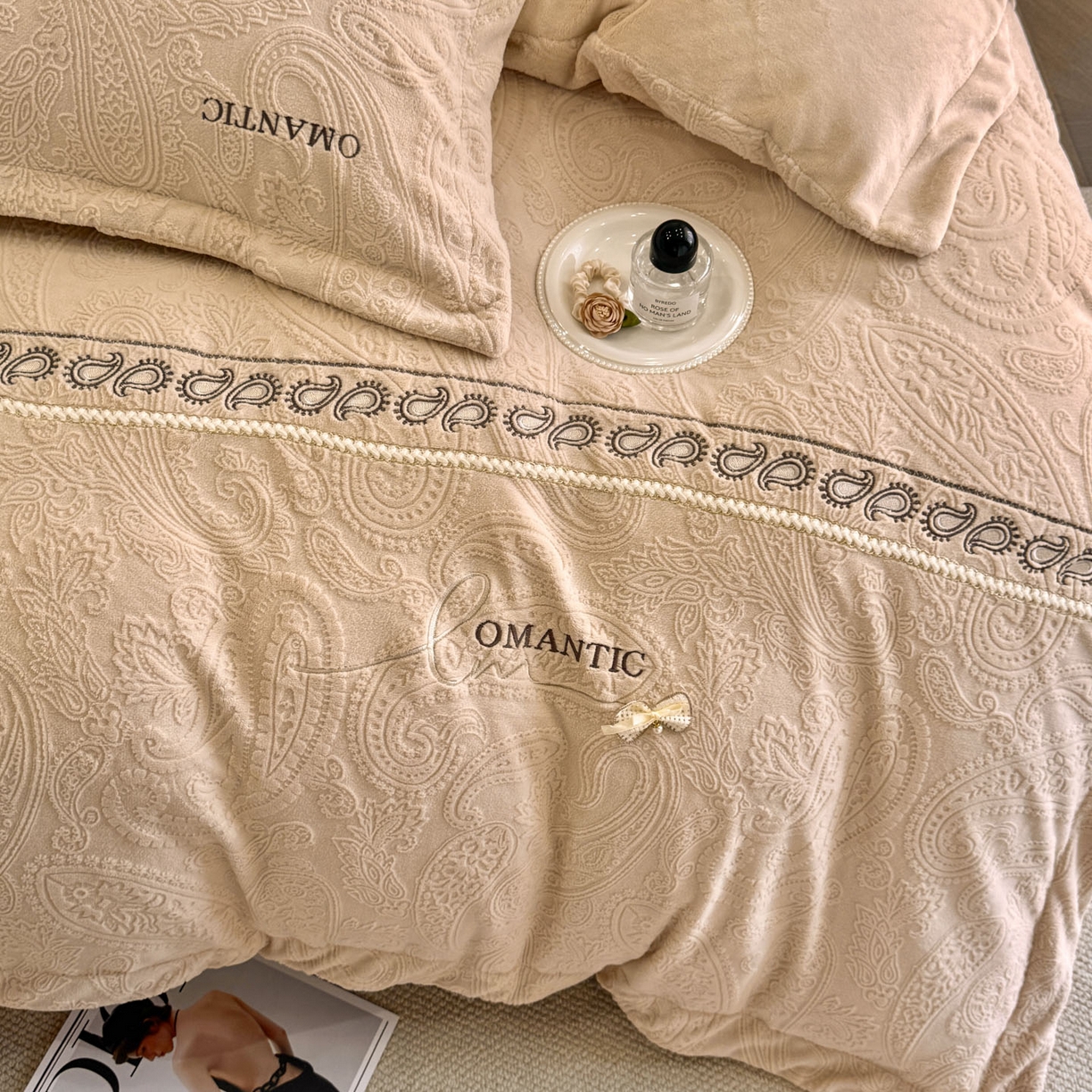 91家纺网 家纺一手货源 找家纺 慕木家纺 2025新款A类高克重高端雕花绒工艺款刺绣拼接四件套锦绣芳华系列（直播热款）提供买家秀 锦绣芳华-卡其