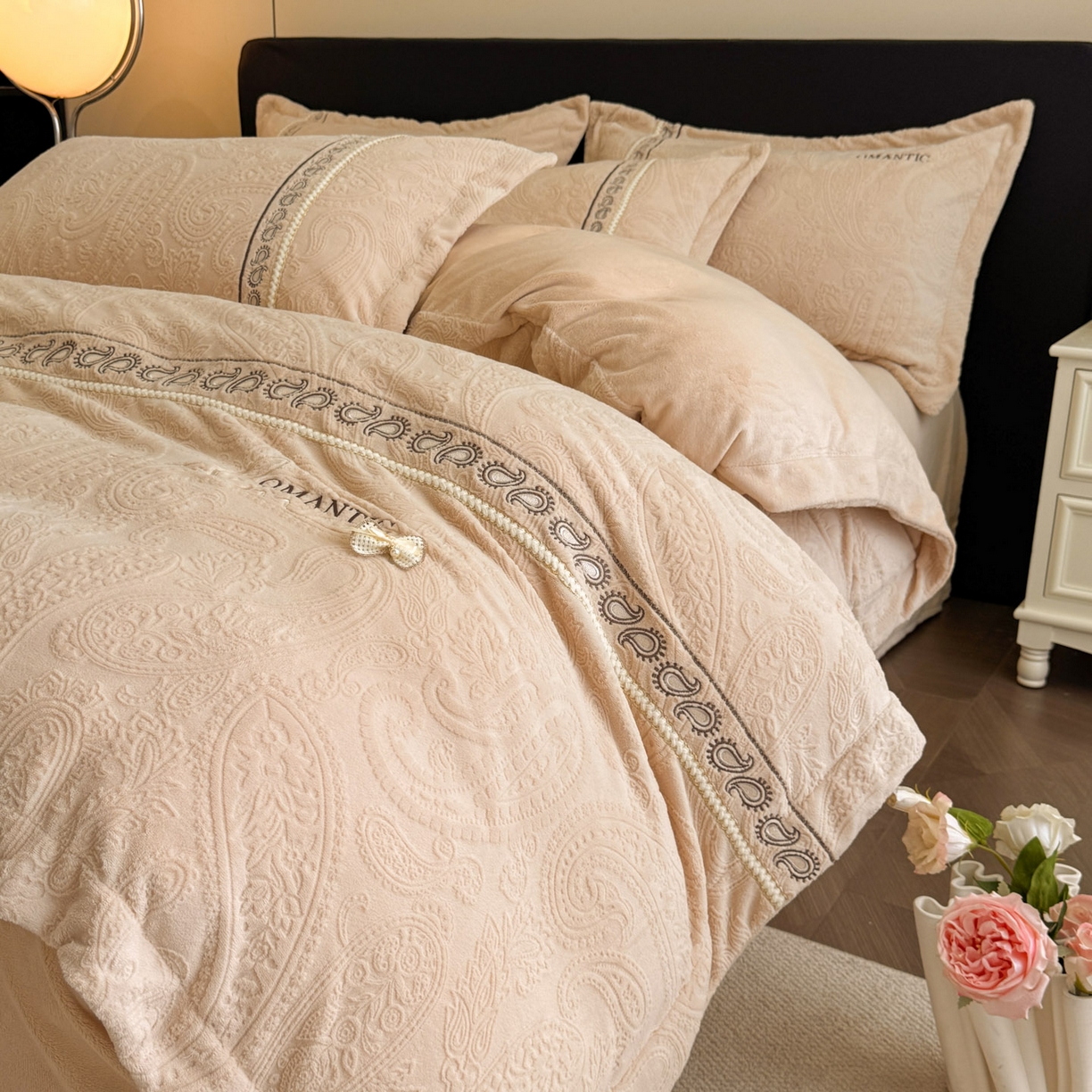 91家纺网 家纺一手货源 找家纺 慕木家纺 2025新款A类高克重高端雕花绒工艺款刺绣拼接四件套锦绣芳华系列（直播热款）提供买家秀 锦绣芳华-卡其