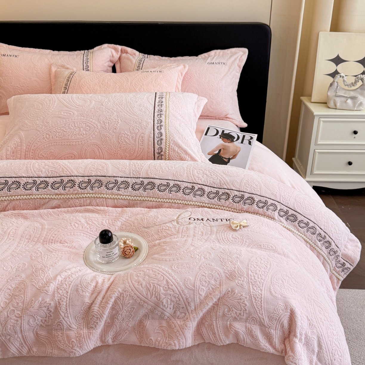 91家纺网 家纺一手货源 找家纺 慕木家纺 2025新款A类高克重高端雕花绒工艺款刺绣拼接四件套锦绣芳华系列（直播热款）提供买家秀 锦绣芳华-玉粉