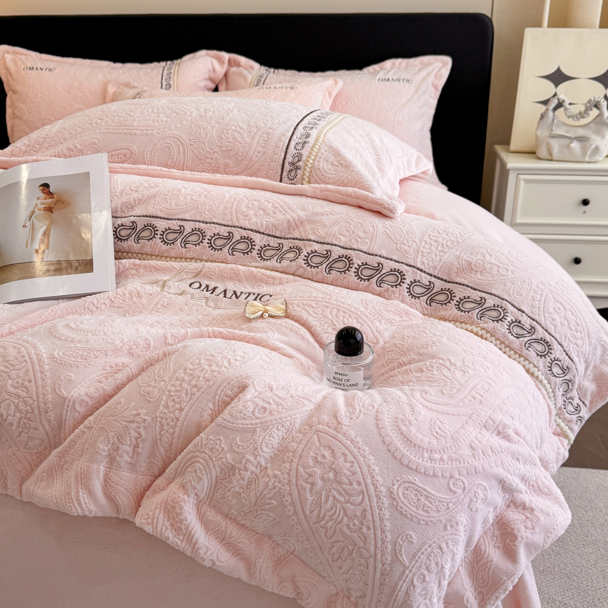 91家纺网 家纺一手货源 找家纺 慕木家纺 2025新款A类高克重高端雕花绒工艺款刺绣拼接四件套锦绣芳华系列（直播热款）提供买家秀 锦绣芳华-玉粉