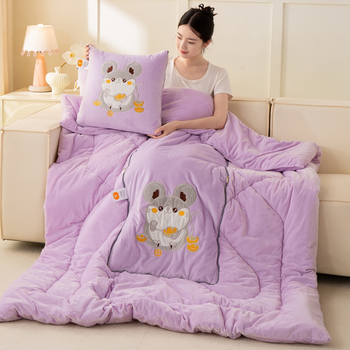 91家纺网 家纺一手货源 找家纺 多今家纺 2025新款加厚婴儿绒贴布刺绣抱枕被子-鼠我有钱系列 鼠我有钱-凤信紫