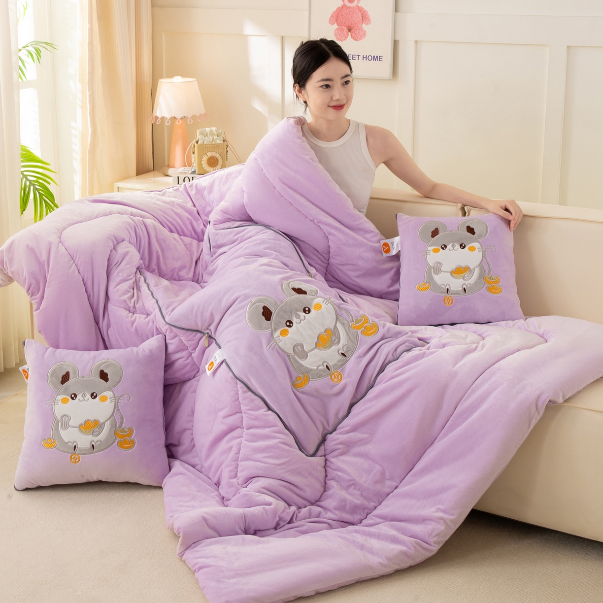 91家纺网 家纺一手货源 找家纺 多今家纺 2025新款加厚婴儿绒贴布刺绣抱枕被子-鼠我有钱系列 鼠我有钱-凤信紫