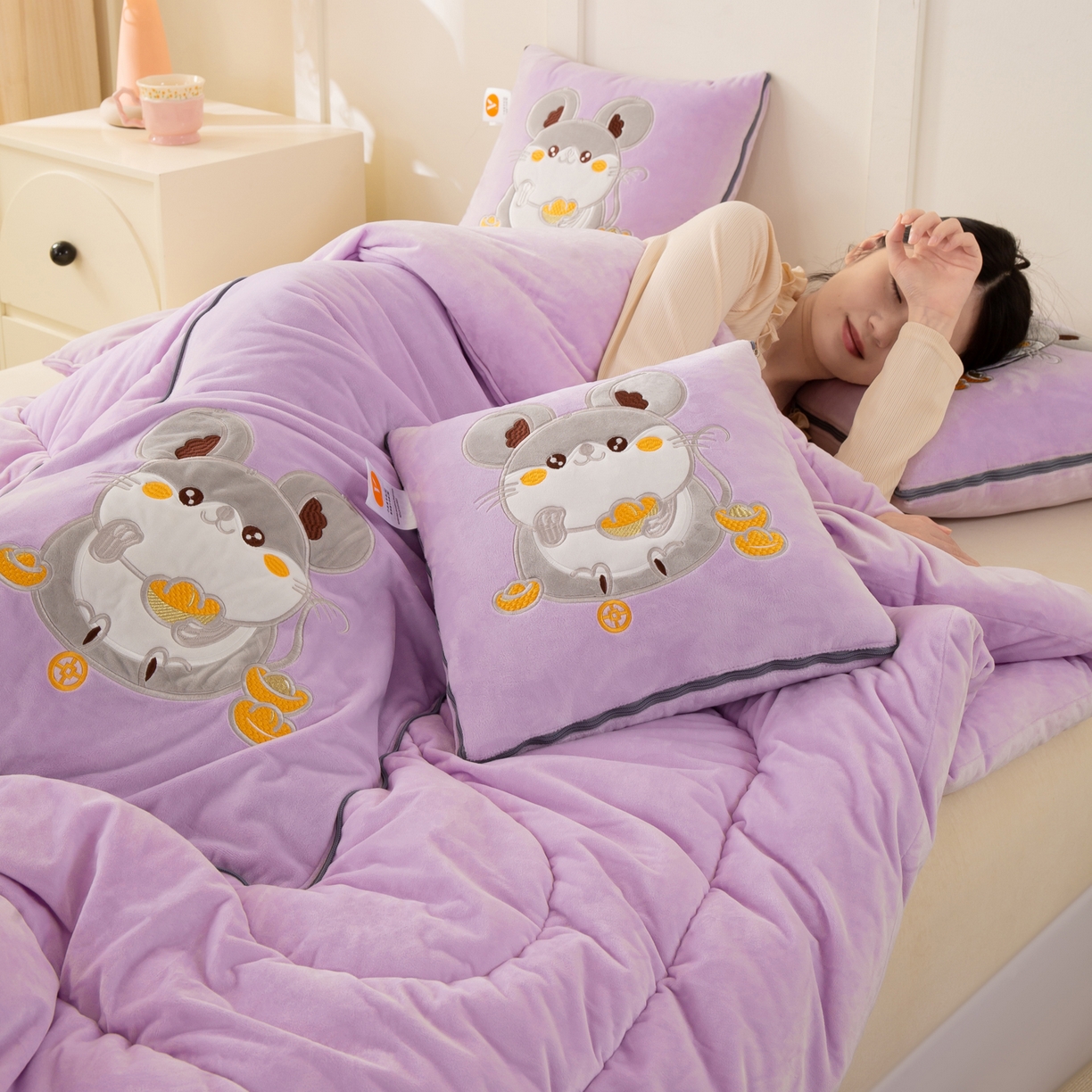 91家纺网 家纺一手货源 找家纺 多今家纺 2025新款加厚婴儿绒贴布刺绣抱枕被子-鼠我有钱系列 鼠我有钱-凤信紫