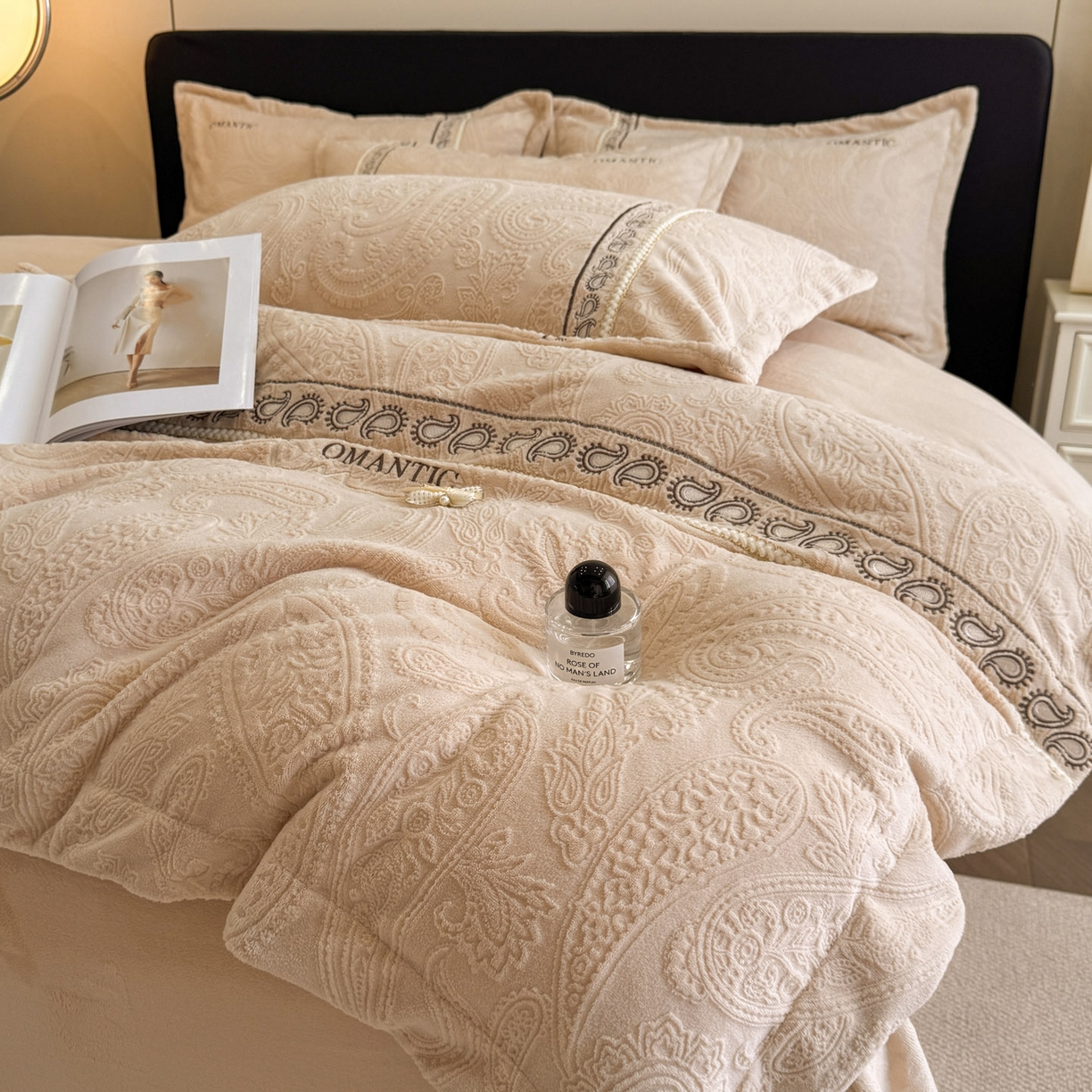 91家纺网 家纺一手货源 找家纺 慕木家纺 2025新款A类高克重高端雕花绒工艺款刺绣拼接四件套锦绣芳华系列（直播热款）提供买家秀 锦绣芳华-卡其