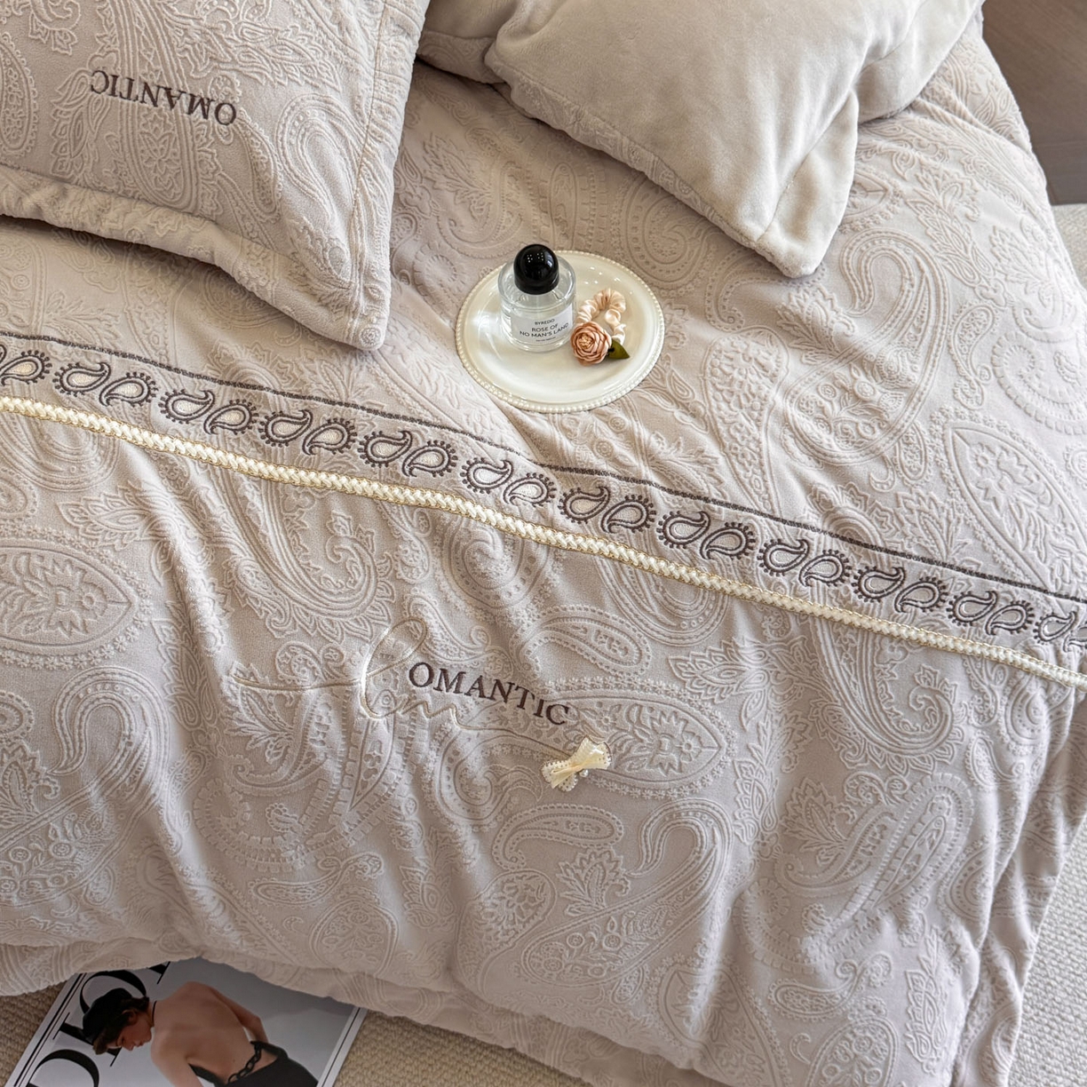 91家纺网 家纺一手货源 找家纺 慕木家纺 2025新款A类高克重高端雕花绒工艺款刺绣拼接四件套锦绣芳华系列（直播热款）提供买家秀 锦绣芳华-月岩灰