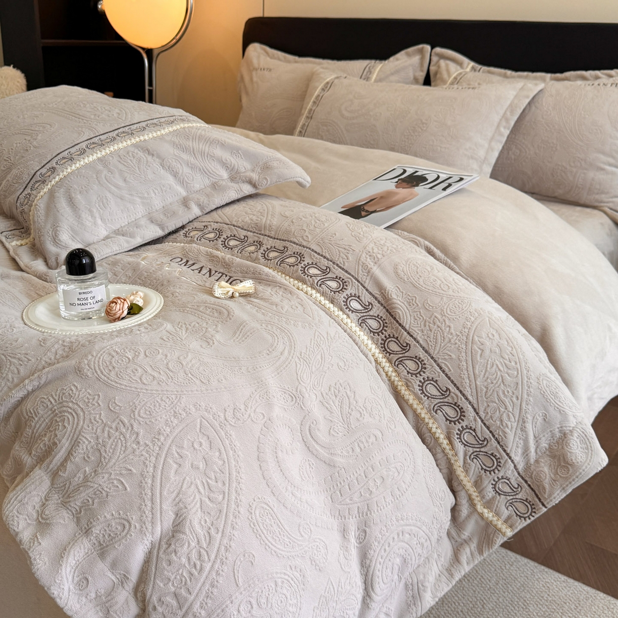 91家纺网 家纺一手货源 找家纺 慕木家纺 2025新款A类高克重高端雕花绒工艺款刺绣拼接四件套锦绣芳华系列（直播热款）提供买家秀 锦绣芳华-月岩灰