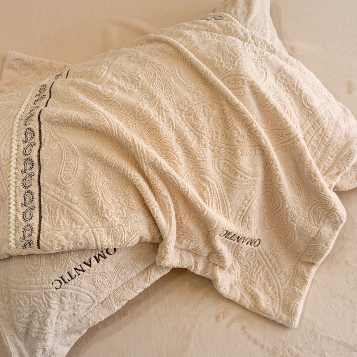 91家纺网 家纺一手货源 找家纺 慕木家纺 2025新款A类高克重高端雕花绒工艺款刺绣拼接四件套锦绣芳华系列（直播热款）提供买家秀 锦绣芳华-卡其