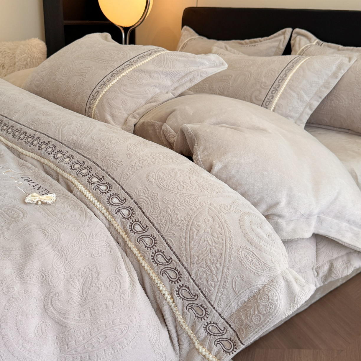 91家纺网 家纺一手货源 找家纺 慕木家纺 2025新款A类高克重高端雕花绒工艺款刺绣拼接四件套锦绣芳华系列（直播热款）提供买家秀 锦绣芳华-月岩灰