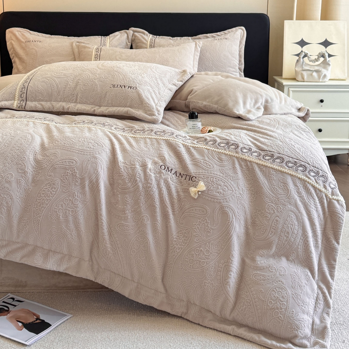 91家纺网 家纺一手货源 找家纺 慕木家纺 2025新款A类高克重高端雕花绒工艺款刺绣拼接四件套锦绣芳华系列（直播热款）提供买家秀 锦绣芳华-月岩灰